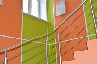 Панели Vekoroom разные цвета на лестнице