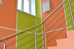 Панели Vekoroom разные цвета на лестнице фото