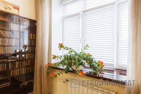 Подоконник Кристаллит Махагон на окне фото