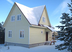 Сайдинг кремовый на стене фото