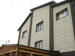 Альта-Профиль Камень Белый и Камень Жжёный на доме фото