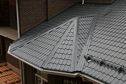 Монтеррей серый на крыше дома фото