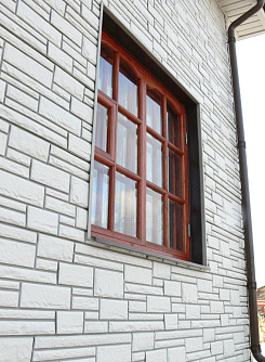 Альта-Профиль Камень белый крупно на стене фото