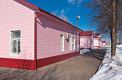 Сайдинг земляничный на фасаде фото