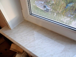 Подоконник Данке Мрамор Классико на окне фото