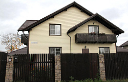 Сайдинг кремовый и коричневая крыша фото