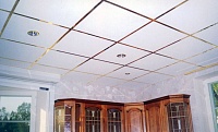 Алюминиевые кассетные потолки Cesal в интерьере комнаты