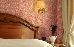 Цветная шелковая штукатурка в спальне фото