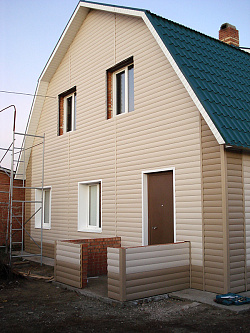 Сайдинг бревно Кофе с молоком на фасаде фото