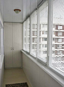 Панель ПВХ Рипс оливковый на балконе фото