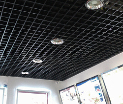 Пример отделки потолка черными ячейками Грильято фото
