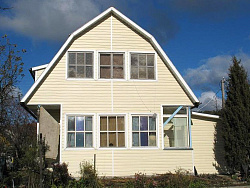 Сайдинг Кремовый на доме фото