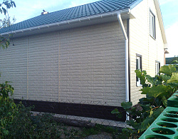 Отделка фасада сайдингом Стоун Хаус бежевый фото